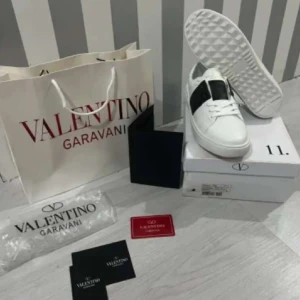 Valentino Garavani Open sneakers med svart detalj - Säljer min kompis Valentino Open, därför kvaliten på bilderna. Dem är riktigt goa och perfekta nu till sommaren. Hör av er vid  minsta fundering. Endast seriösa köpare🫱🏻‍🫲🏿