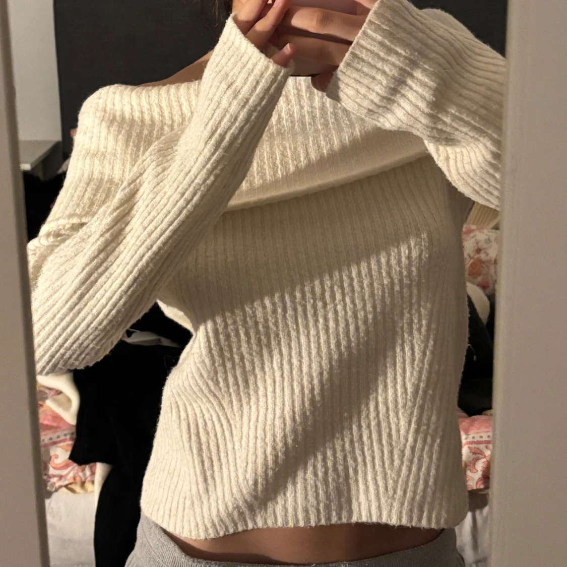 Offshoulder ribbad tröja i vitt