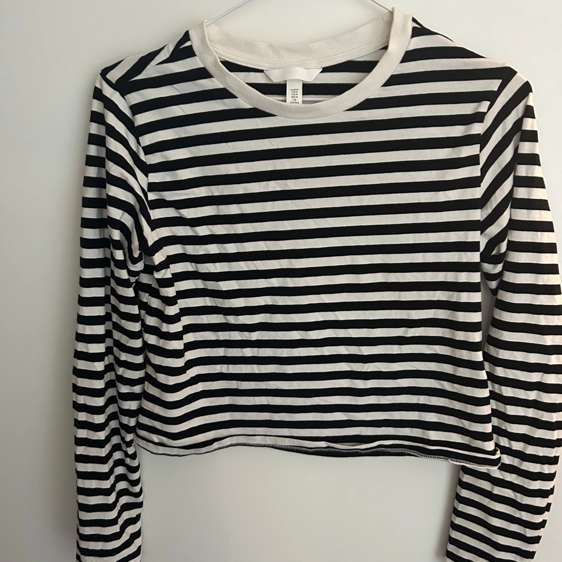 Svartvit randig croppad tröja från H&M