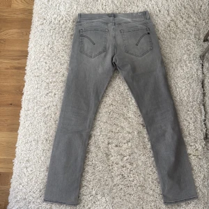 Grå jeans från Dondup - Gråa Dondup jeans. Modell george slim fit i storlek 34. Knappt använda och säljes pga att de är för små. 