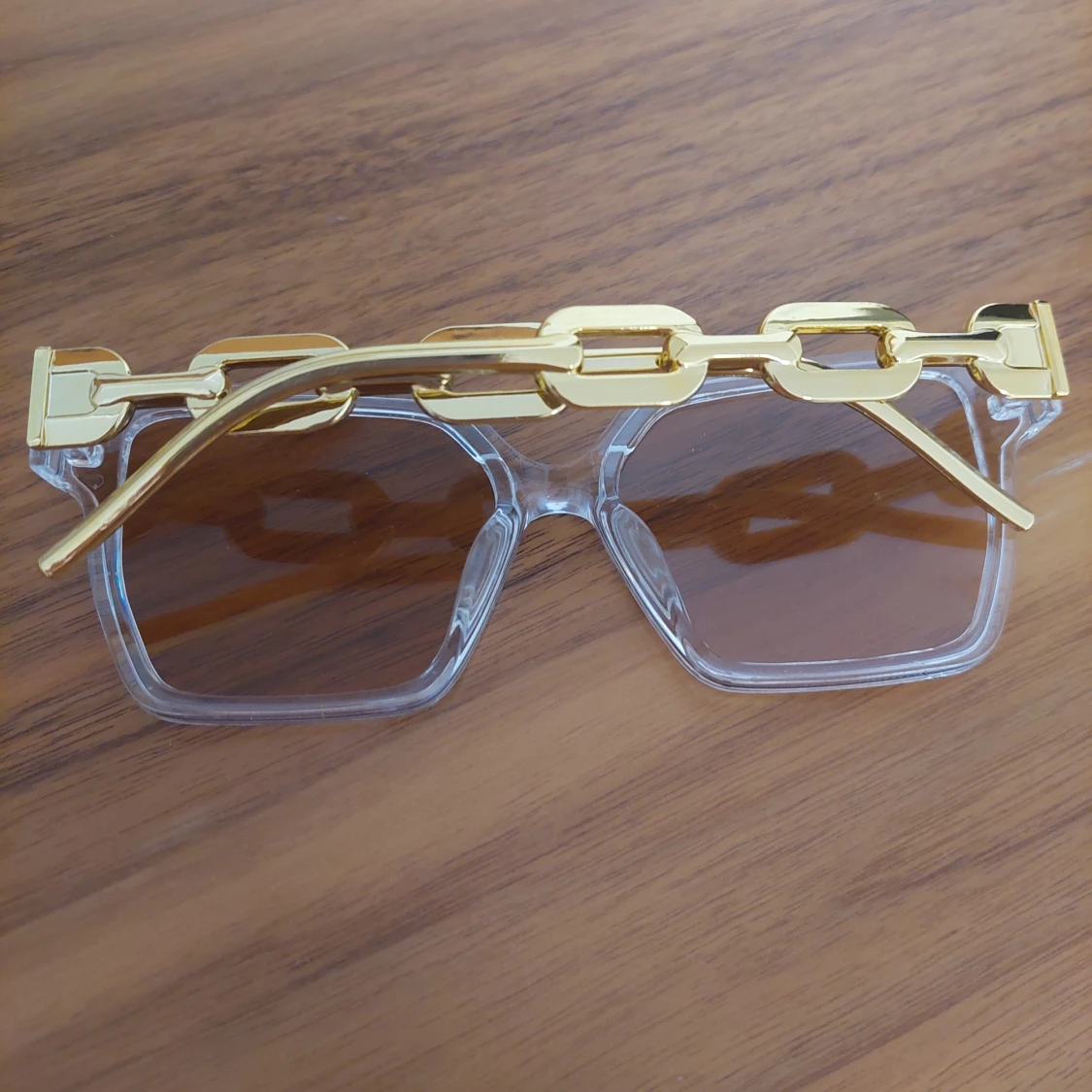 Transparenta fyrkantiga solglasögon med gulddetaljer - 1