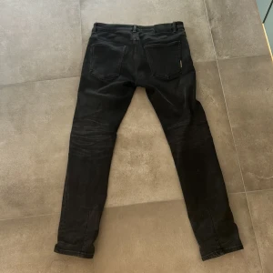Svarta jeans från NEUW - Säljer ett par svarta jeans från NEUW med smal passform och snygga detaljer