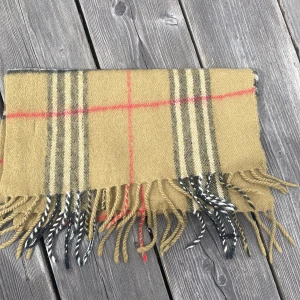 Beigebrun burberry halsduk - Mjuk butberry halsduk med halvstort hål och två små revor