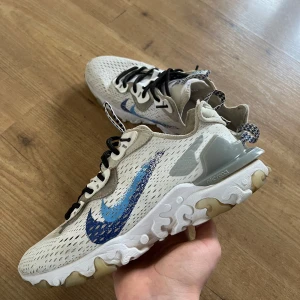 Nike react vision - Hej, säljer dessa väldigt feta Nike react vision i storlek 40. De är i väldigt bra skick och nya skosnören sitter på. Nypris: 1750kr mitt pris: 349kr men kan diskuteras vid snabb affär, skriv gärna vid frågor eller intressen.