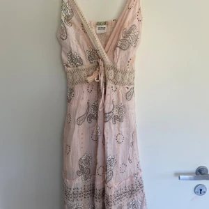 Söt klänning  - Söt sommar klänning med omlott-v-ringning. Sår ingen storlek men skulle säga xs-m då den är väldigt stretchig❣️