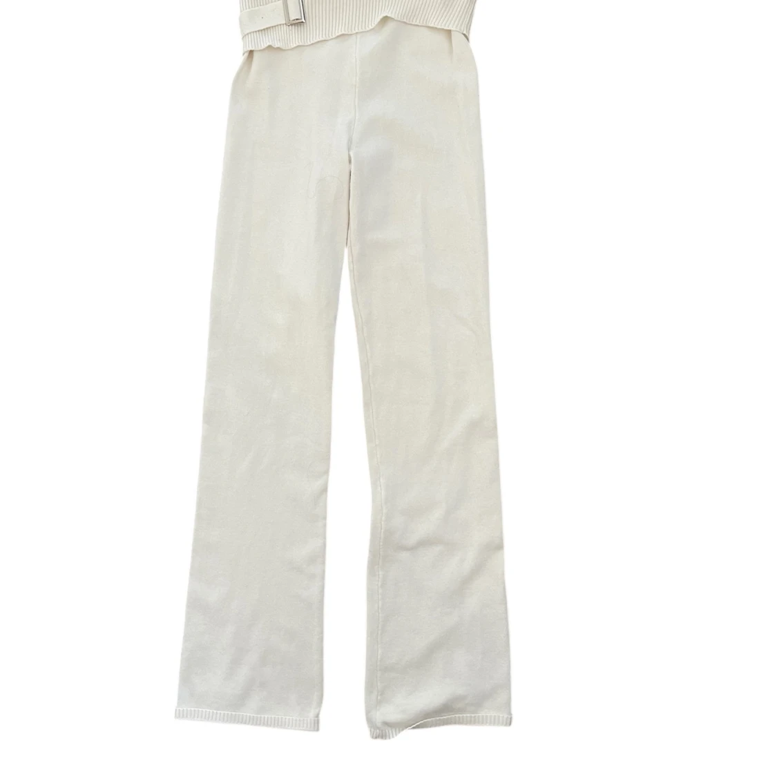 Vita mjukisbyxor med ribbad midja och bälte - 1