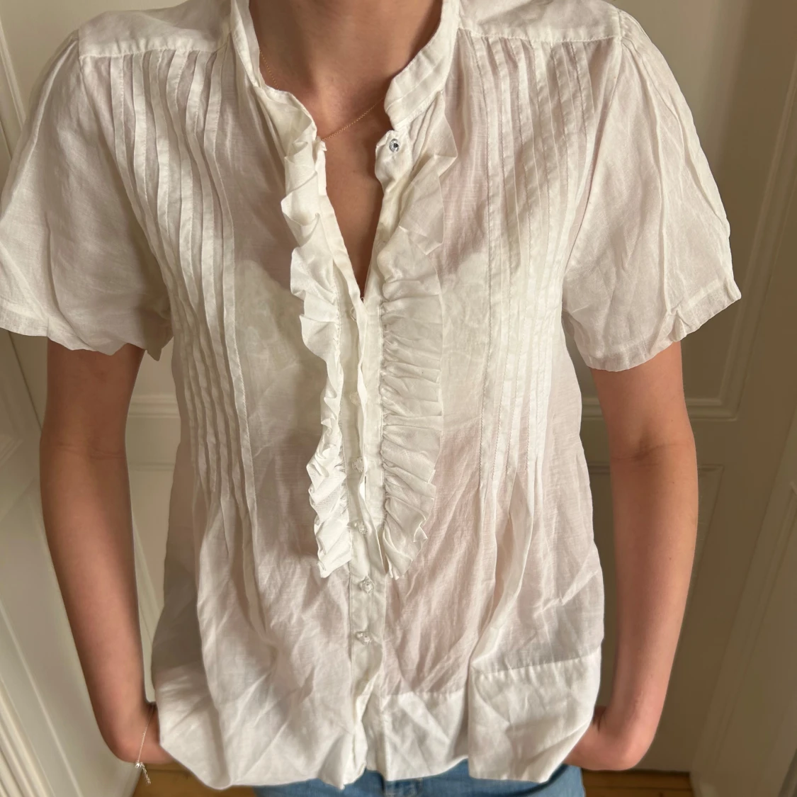 Vit blus med volang från By Malene Birger