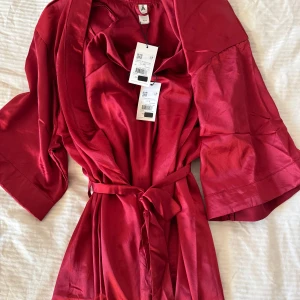 Morgonrock  - Siden/silk liknande morgonrock med tillhörande nattlinne