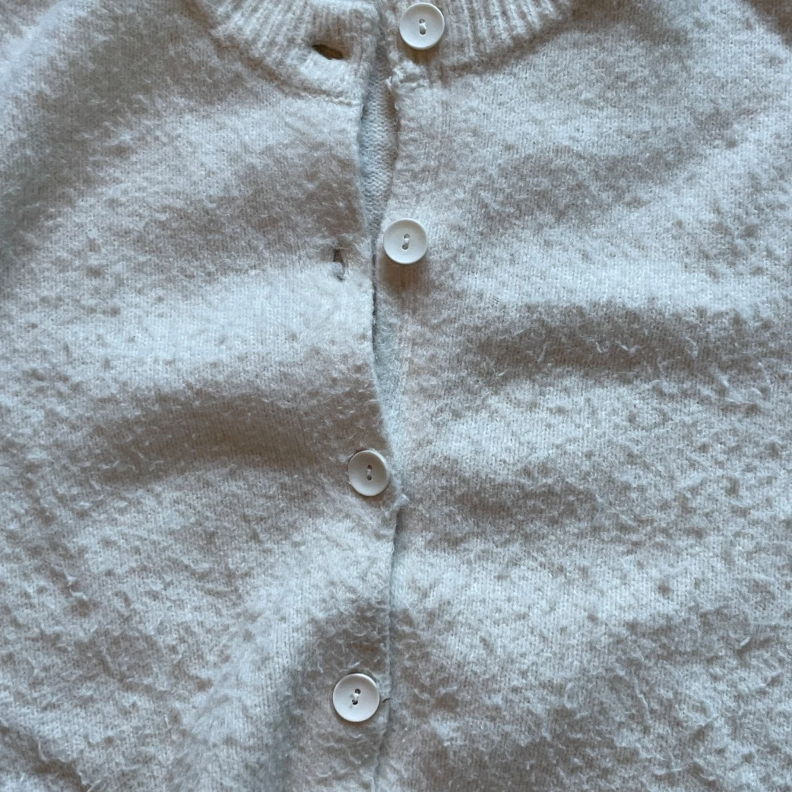 Vit stickad kofta med knappar