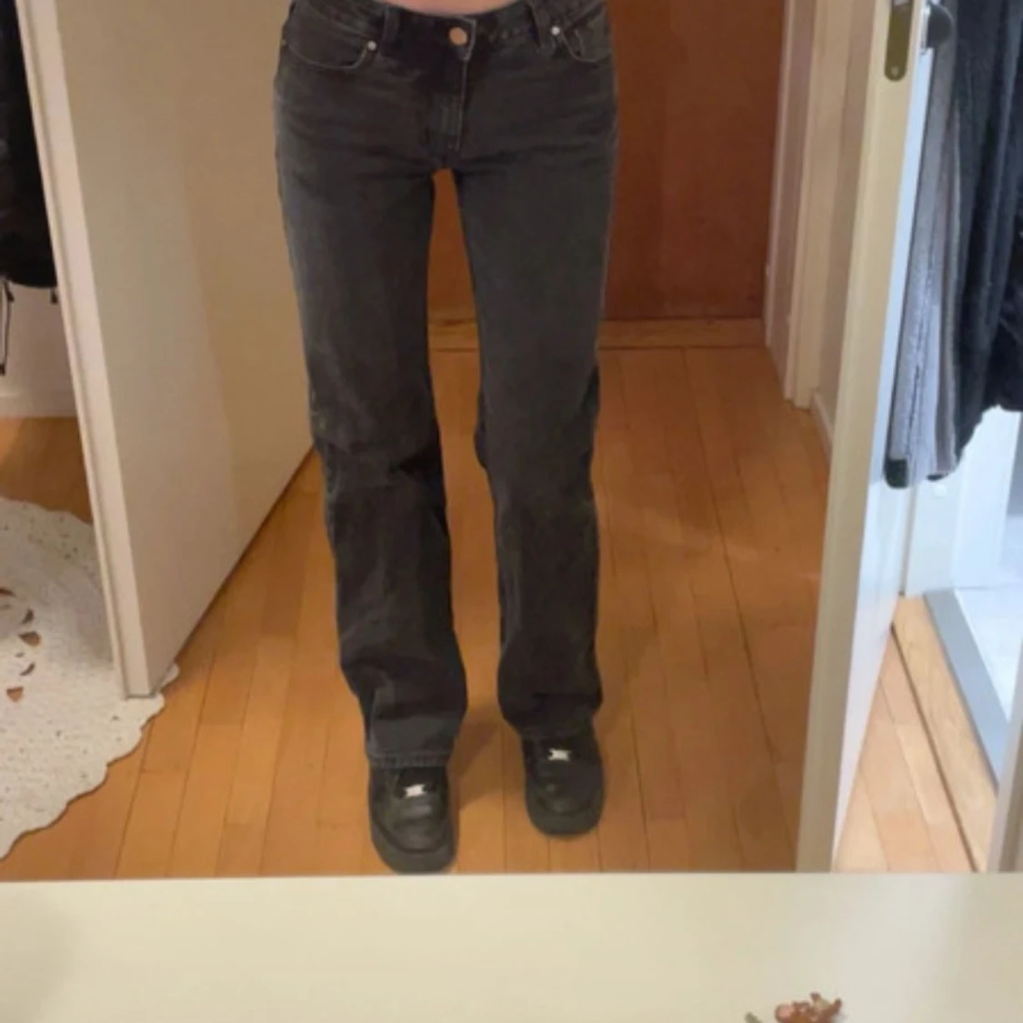 Svarta mid wide jeans - 2