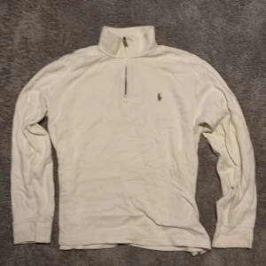 Polo Ralph Lauren half zip - Säljer min Polo Ralph Lauren half zip tröja som jag köpte i september förra året i Macys i New York. Tröjan är i fint skick utan några märken av användning. Kom gärna med frågor eller prisförslag.