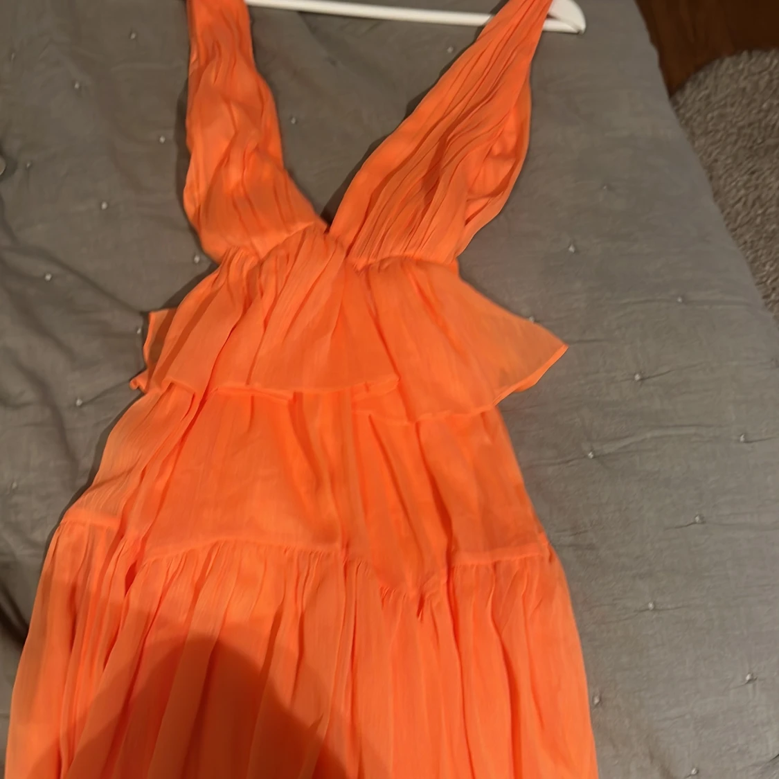 Orange volangklänning med djup v-ringning - 2
