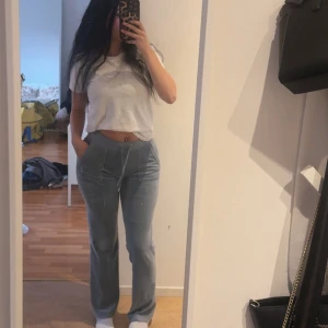 Ljusblå mjukisbyxor från Juicy Couture - Säljer ett par ljusblå mjukisbyxor från Juicy Couture i storlek XXS. 