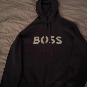 Stickad Hugo boss hoodie - Säljer nu en stickad Hugo boss hoodie som är köpt på Hennings den är i väldigt bra skick och är knappast använd fraktas direkt vid köp