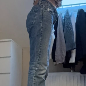 Levis Jeans - Säljer ett par klassiska blå jeans mid waist raka ben. Jeansen stängs med dragkedja och knapp. 