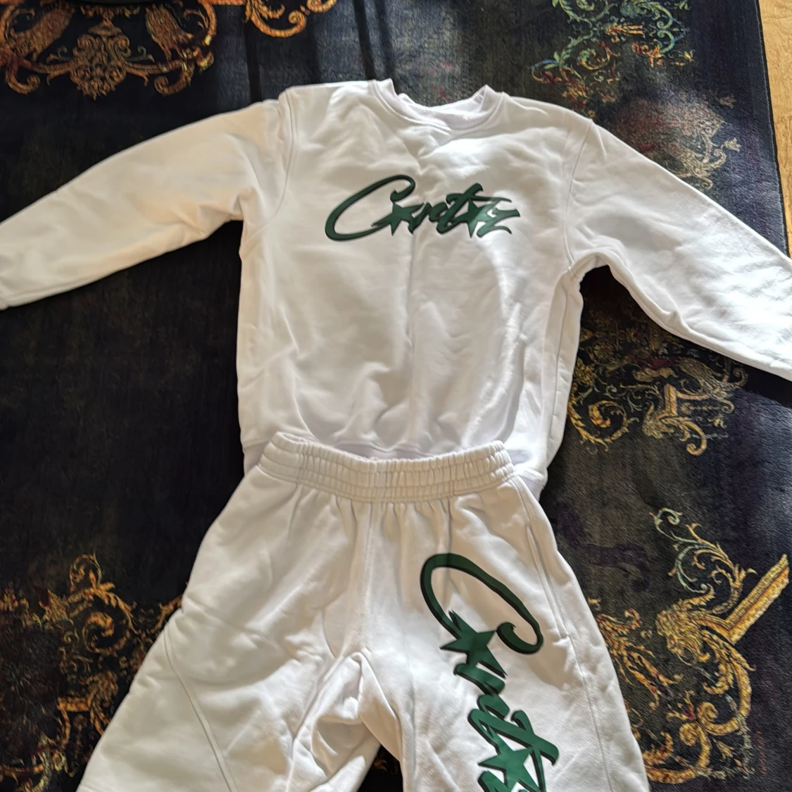 Vita shorts med grön logga från Corteiz - 2