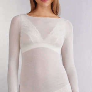 Ultralight tröja i modalkashmir från Intimissimi  - Säljer en långärmad tunn tröja från Intimissimi i färgen vit elfenben. Den är gjord i modalkashmir. Defekter på ena armen förekommer men annars är den i bra skick. Inget man tänker på! Nypris ligger på 389 kr. 💞