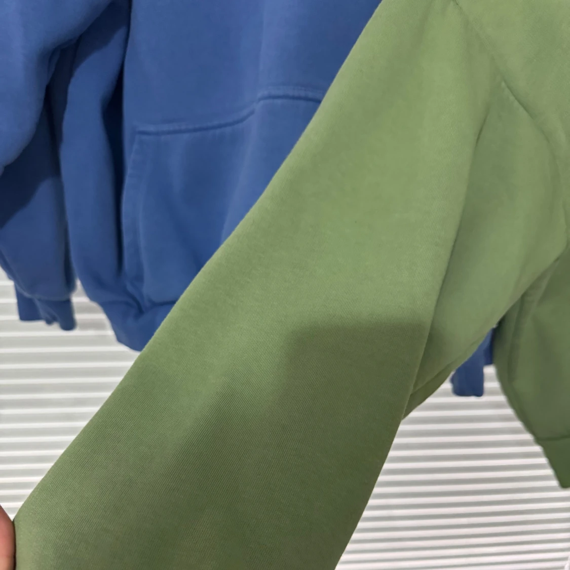 Blå och grön hoodie med MAVI-tryck - 2