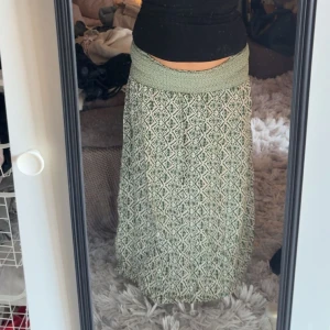 Lång kjol  - Så fin somrig långkjol köpt från zara i Spanien! Perfekt till stranden en varm sommardag🤩strl XS  men passar mig som har M.