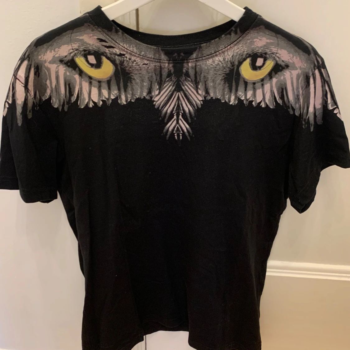 Svart t-shirt med tryck från Marcelo Burlon