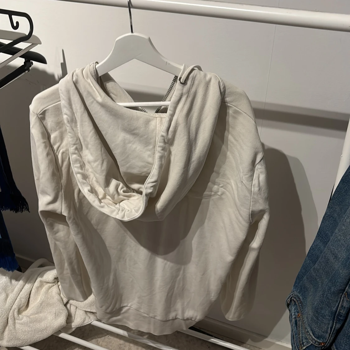 Vit hoodie med dragkedja - 1