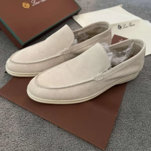 Loro Piana loafers - Säljer nu dessa feta Loro Piana summer walks. Skorna är helt nya och är i storlek 44. Dustbag och box medföljer. Vid funderingar eller frågor är det bara att skriva