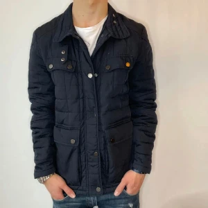 Bläck Field Jacka - Riktigt snygg jacka från märket bläck. I storlek S, men kan nog passa M också. Vid fler frågor/bilder är det bara att skriva! 