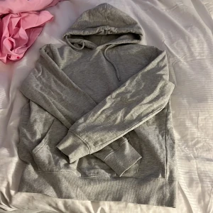 Grå hoodie - Grå hoodie från Cubus