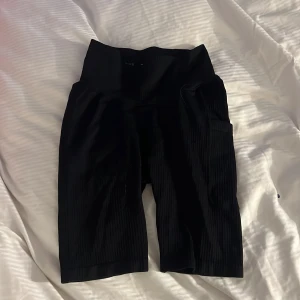 Svarta cykelshorts från Tridri - Med en ficka på sidan 