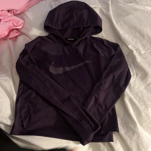 Lila hoodie från Nike Dri-Fit - Träningströja