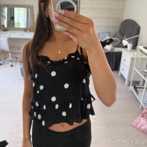 Prickig topp - Säljer denna super söta prickiga topp från H&M💞💞