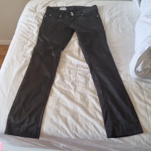 Svarta jeansbyxor från Gina Tricot - Säljer ett par svarta jeansbyxor från Gina Tricot med klassisk femficksdesign och raka ben. Byxorna har normal passform och stängs med dragkedja och knapp framtill. Perfekta till många olika outfits.