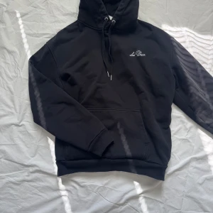 LES DEUX - Säljer denna hoodie från Les deux, hoodien är i bra skick, Storlek M men sitter lite större så skulle säga L.