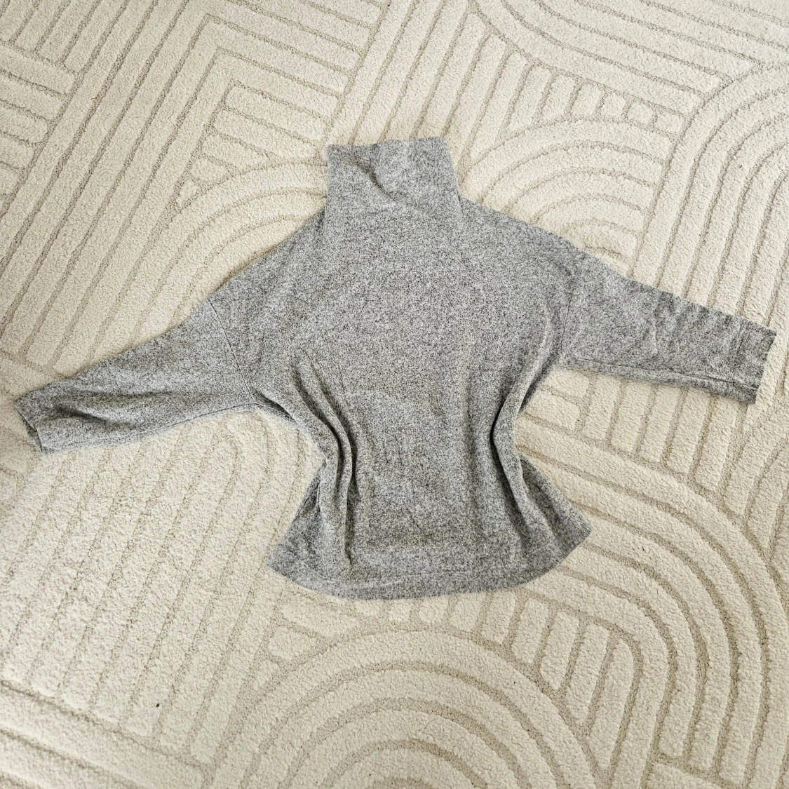 Grå polotröja i mjukt material - 1