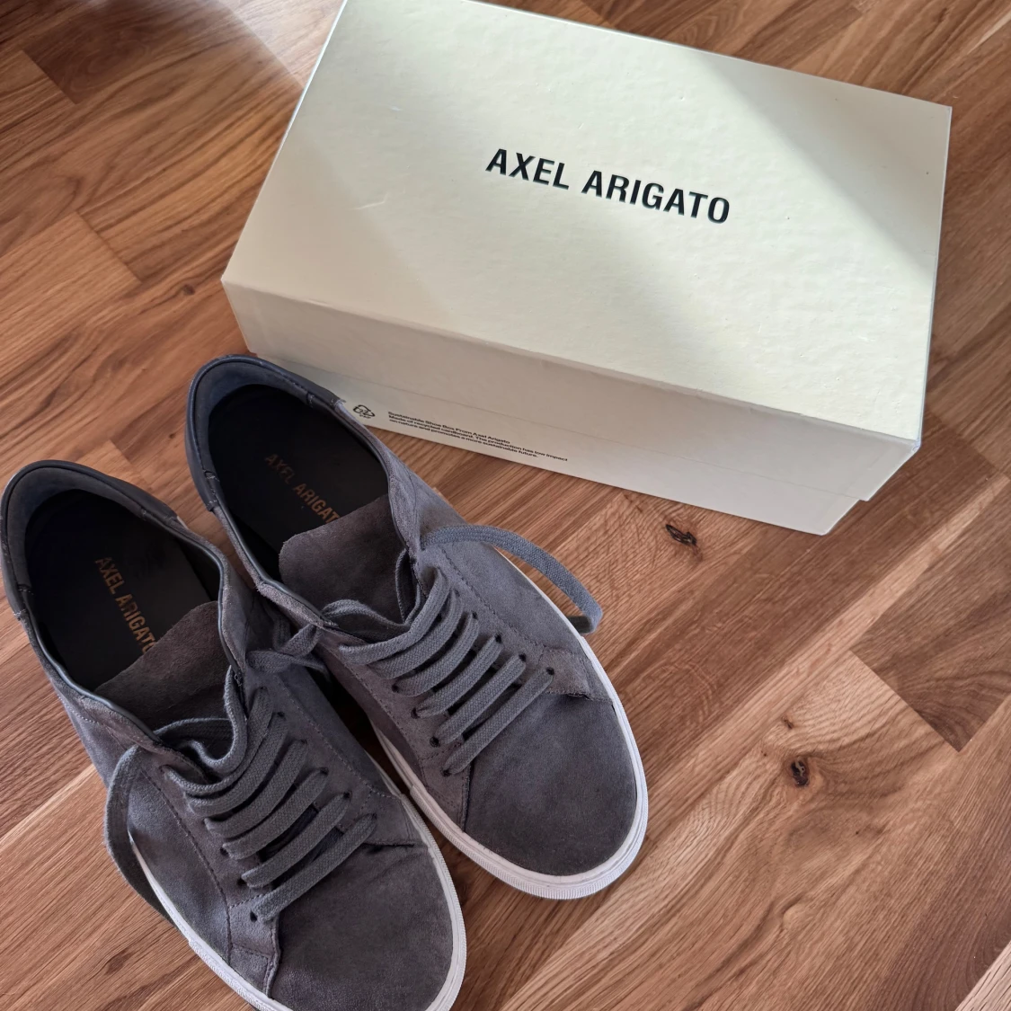 Grå sneakers från Axel Arigato