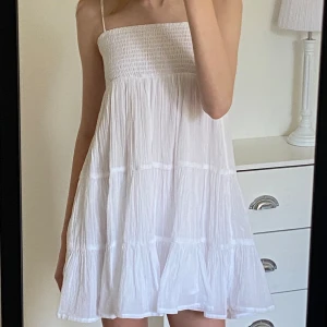 Vit Sommarklänning - Jättefin sommarklänning perfekt för skolavslutning. Klänningen har använts en gång och är i nästan nyskick. Säljer då den inte kommer till användning längre. Den är i storlek 146/152 och har justerbara axelband.