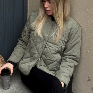 Grön vårjacka  - Så fin o nästintill oanvänd