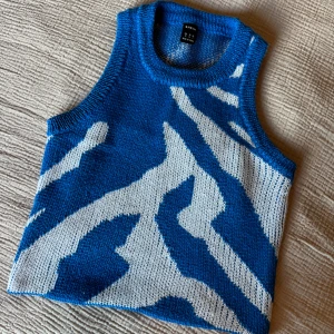 Blå och vit stickad linnetopp från SHEIN - Säljer en blå och vit stickad linnetopp från SHEIN med coolt abstrakt mönster. 