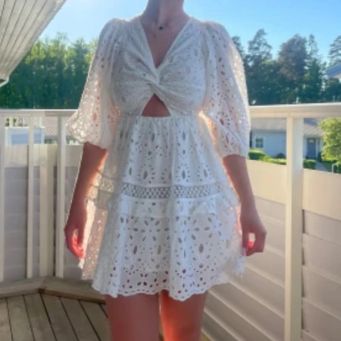 Vit broderad kortklänning med puffärmar och öppen rygg - 1