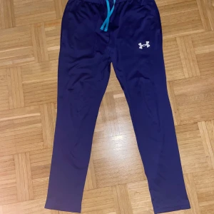 Under Armour byxor  - Under Armour byxor som jag använt en gång, säljer för att de inte passar mig