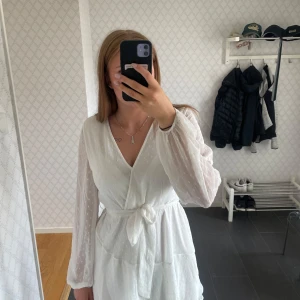 Vit omlottklänning från Vero Moda - Endast använda under en skolavslutning får nått år sen, ser som ny ut storlek L !Passar perfekt till student eller skolavslutning!