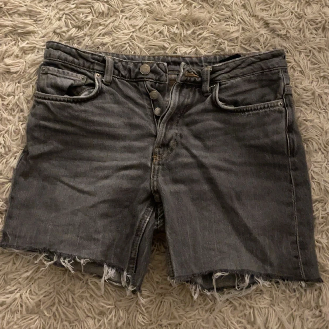 Grå jeansshorts med råa kanter - 2
