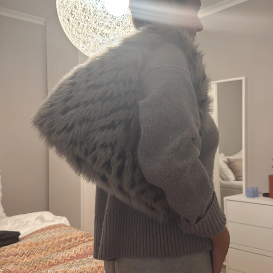 Grå fluffig axelväska med pälsimitation - 1