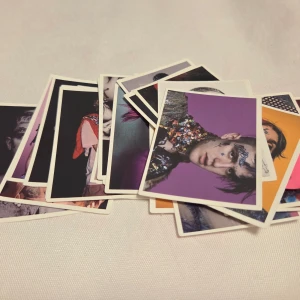 28 lil peep klistermärken - jättemånga lil peep klistermärken i nyskick. väldigt bra kvalite på bilderna. säljer pga råkade köpa två paket. på sista bilden visar jag några av mina som jag satte upp med kludd.