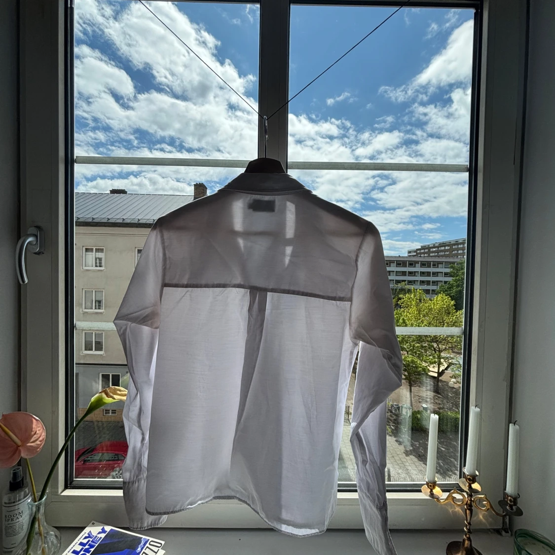 Vit skjorta med grå detaljer från NA-KD - 2