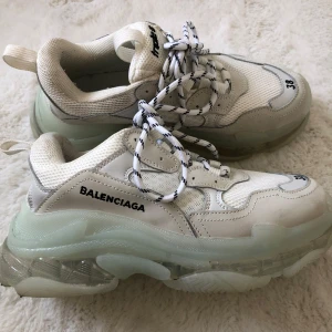 Sneakers  - Superfina äkta Ba.lenciaga Triple S clear sole sneakers, storlek 38. Endast använda ett fåtal gånger, mycket bra skick! Nypris ca 11.00 kr. Säljer för 1500 kr!!