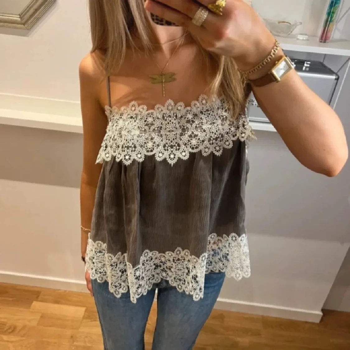 Olivgrön  linnetopp med spetsdetaljer