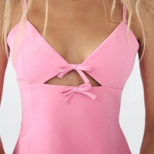 Rosa topplinne - Söt rosa linnetop från Zara med två dekorativa rosetter framtill, använd en gång.Perfekt för sommaren! Verkligen superfiiin💕