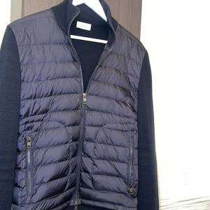 Moncler cardigan  - Säljer denna cardigan, skick 9-8/10. Självklart äkta. M men passar S. Färg: Mörk blå. Pris är inte hugget i sten vid snabb affär 