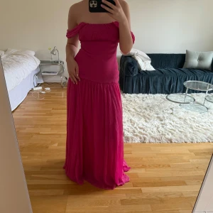 Rosa balklänning  - Superfin rosa balklänning i stl 34 från asos, slutsåld! Använd 1 gång, finns små defekter men skickar bild vid intresse!